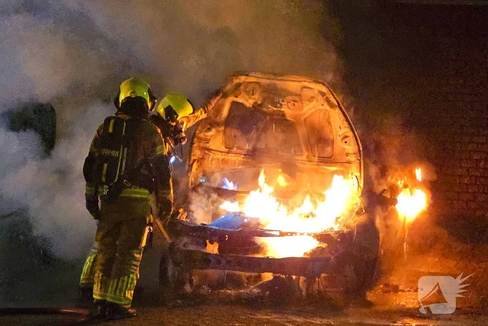 Twee auto's volledig uitgebrand