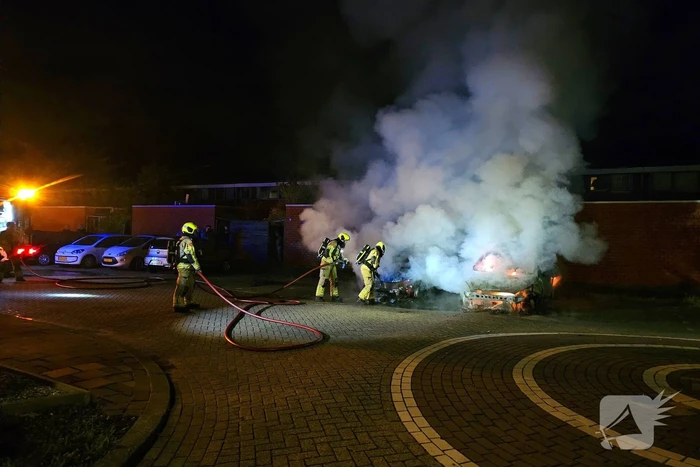 Twee auto's volledig uitgebrand