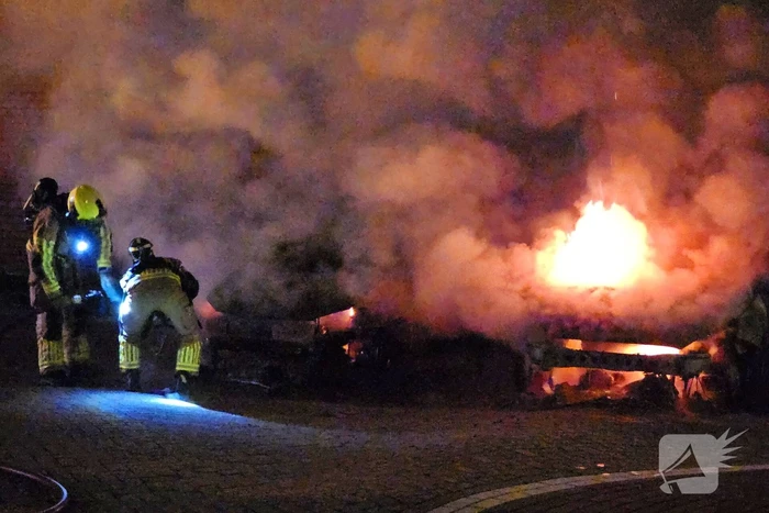 Twee auto's volledig uitgebrand