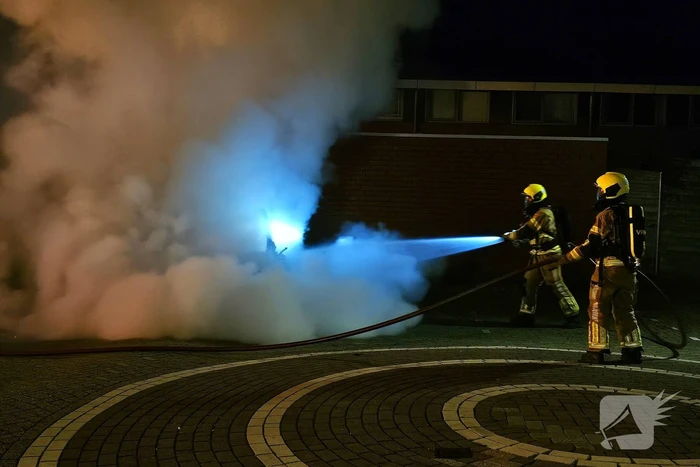 Twee auto's volledig uitgebrand