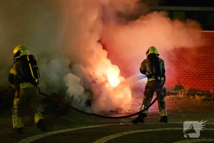 Twee auto's volledig uitgebrand