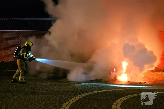 Twee auto's volledig uitgebrand