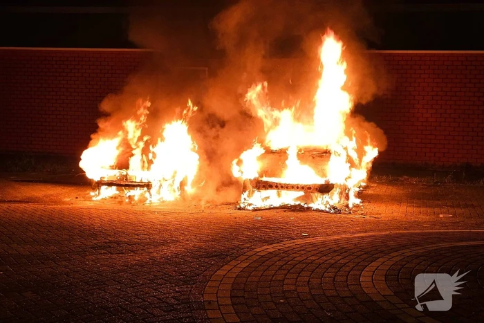 Twee auto's volledig uitgebrand