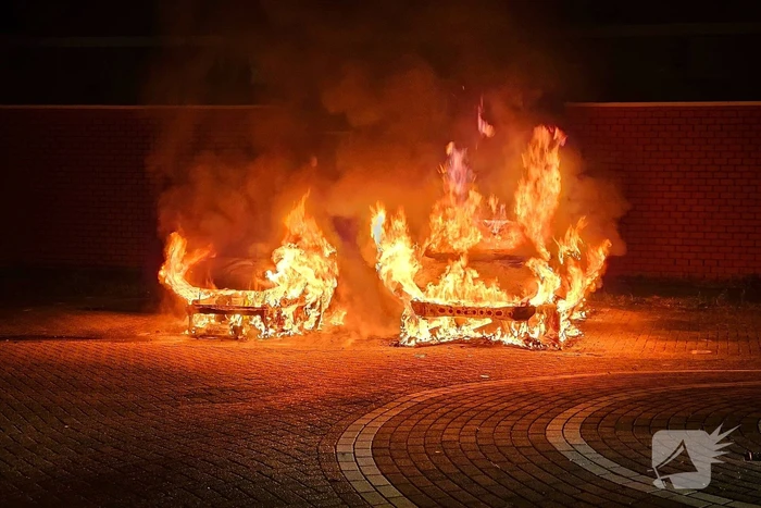 Twee auto's volledig uitgebrand