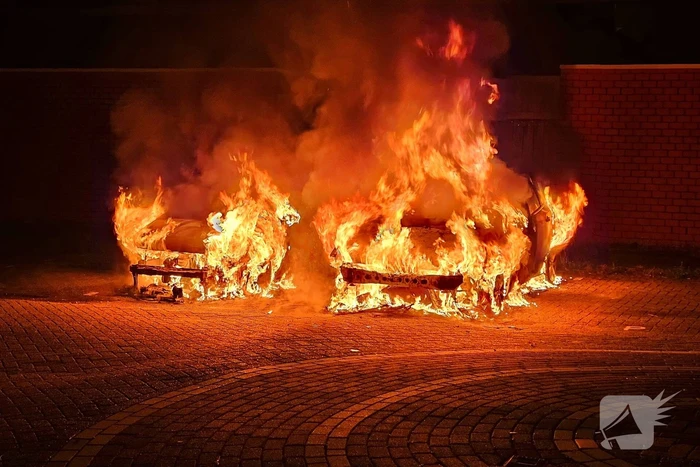 Twee auto's volledig uitgebrand