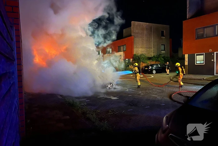 Twee auto's volledig uitgebrand