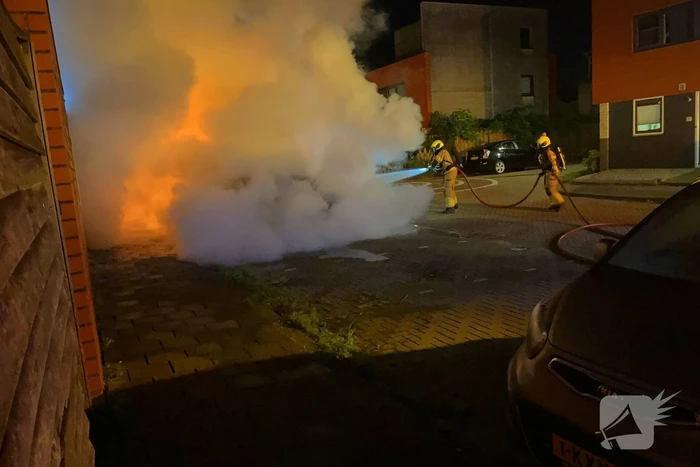 Twee auto's volledig uitgebrand