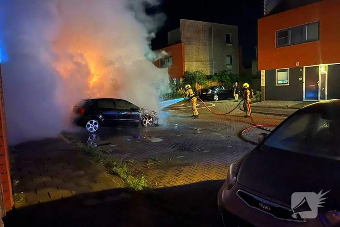 Twee auto's volledig uitgebrand