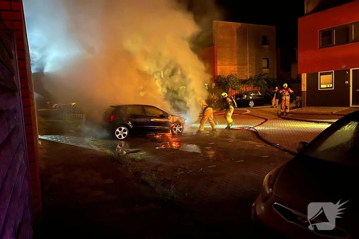 Twee auto's volledig uitgebrand
