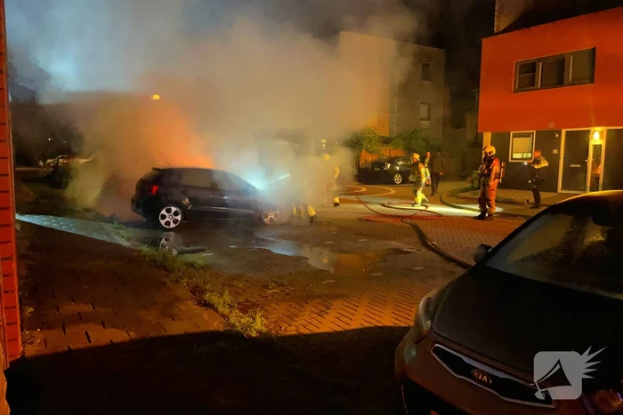 Twee auto's volledig uitgebrand