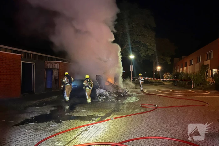 Twee auto's volledig uitgebrand