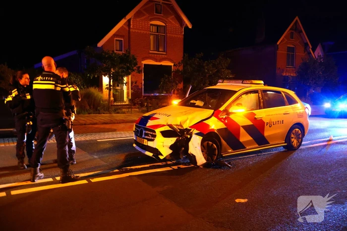 Twee politieauto's beschadigd na achtervolging