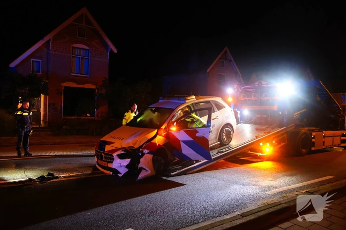 Twee politieauto's beschadigd na achtervolging