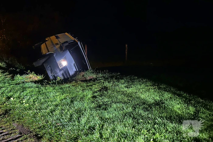 Bestuurder bestelbus verliest macht over het stuur