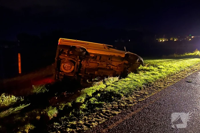 Bestuurder bestelbus verliest macht over het stuur