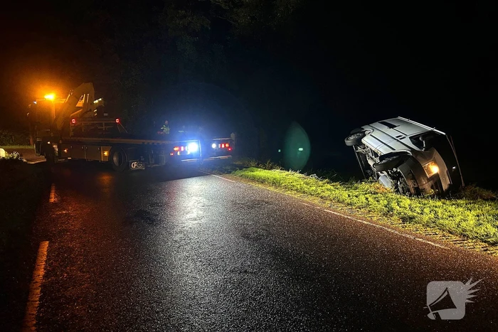Bestuurder bestelbus verliest macht over het stuur