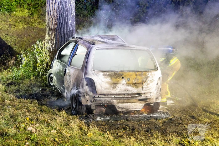 Auto vat vlam na ongeval, bestuurder zwaargewond
