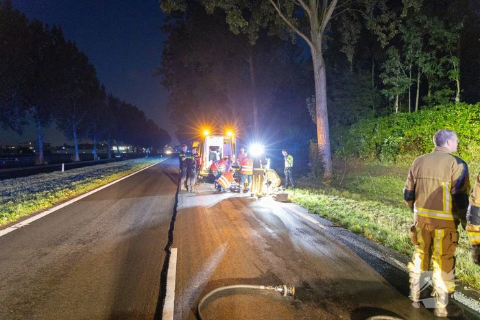 Auto vat vlam na ongeval, bestuurder zwaargewond