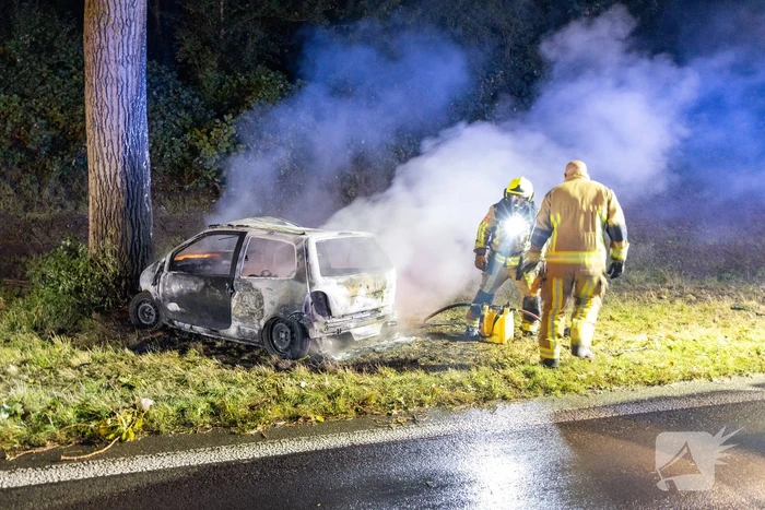 Auto vat vlam na ongeval, bestuurder zwaargewond