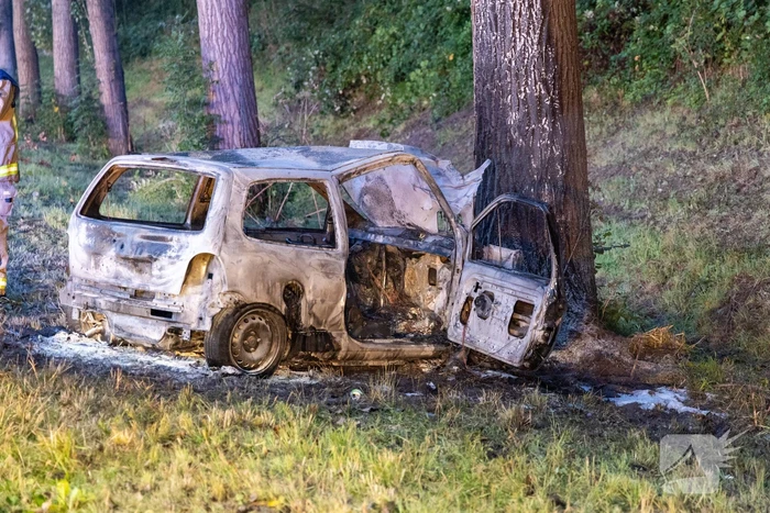 Auto vat vlam na ongeval, bestuurder zwaargewond