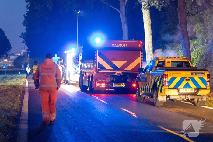 Auto vat vlam na ongeval, bestuurder zwaargewond