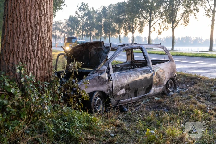 Auto vat vlam na ongeval, bestuurder zwaargewond
