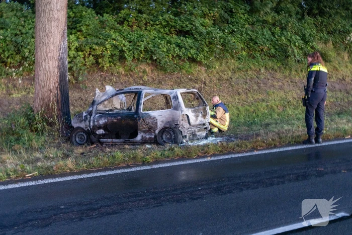 Auto vat vlam na ongeval, bestuurder zwaargewond