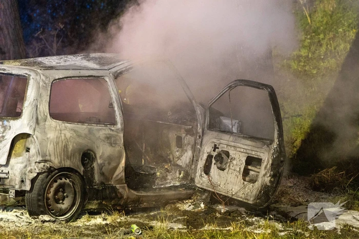 Auto vat vlam na ongeval, bestuurder zwaargewond