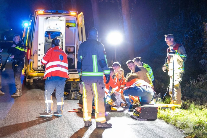 Auto vat vlam na ongeval, bestuurder zwaargewond