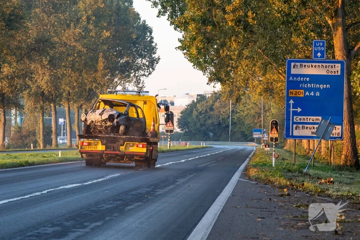 Auto vat vlam na ongeval, bestuurder zwaargewond