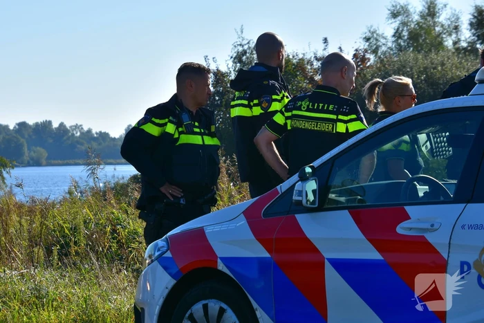 Meerdere hulpdiensten zoeken op land, water en vanuit de lucht