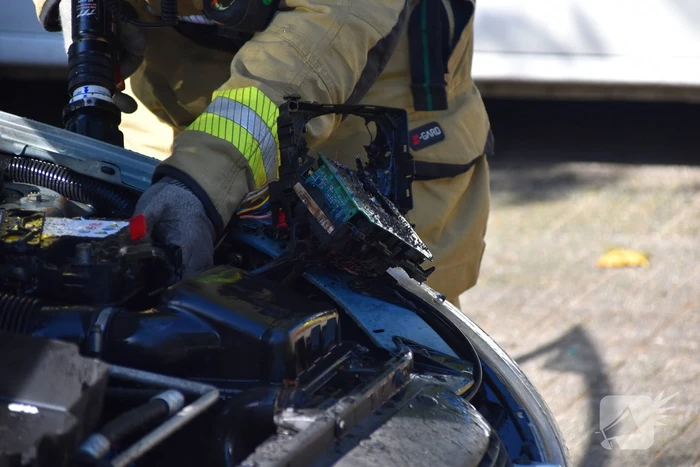 Brand onder motorkap snel onder controle