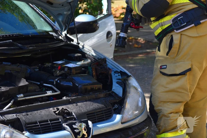 Brand onder motorkap snel onder controle
