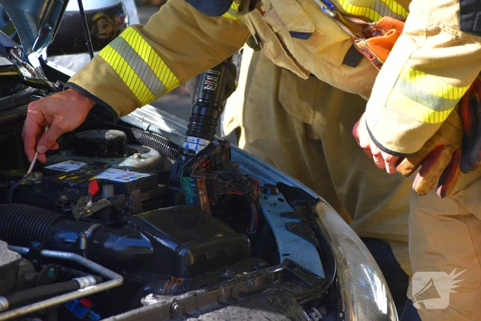 Brand onder motorkap snel onder controle