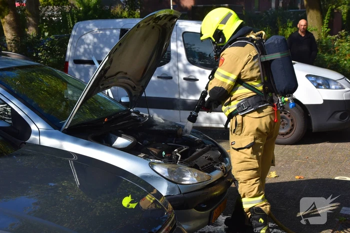 Brand onder motorkap snel onder controle