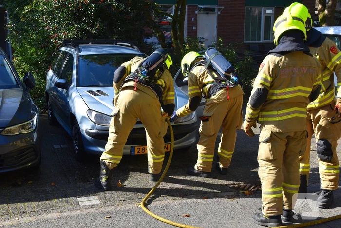 Brand onder motorkap snel onder controle