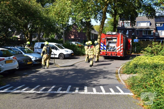 Brand onder motorkap snel onder controle