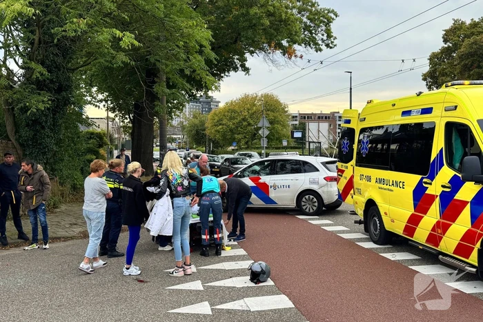 Scooterrijder en automobilist met elkaar in botsing