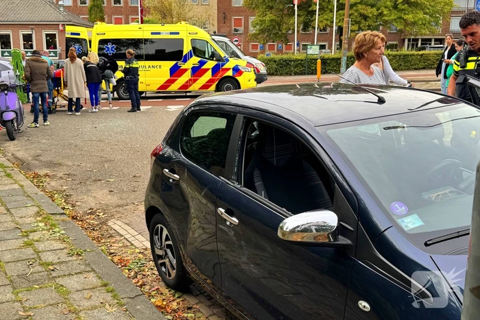 Scooterrijder en automobilist met elkaar in botsing