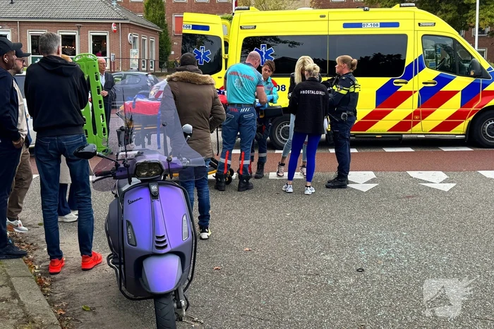Scooterrijder en automobilist met elkaar in botsing