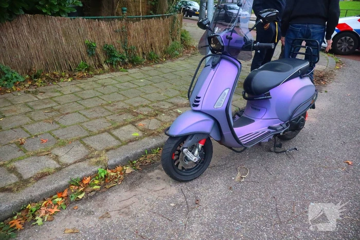 Scooterrijder en automobilist met elkaar in botsing