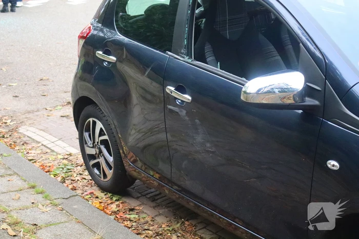 Scooterrijder en automobilist met elkaar in botsing