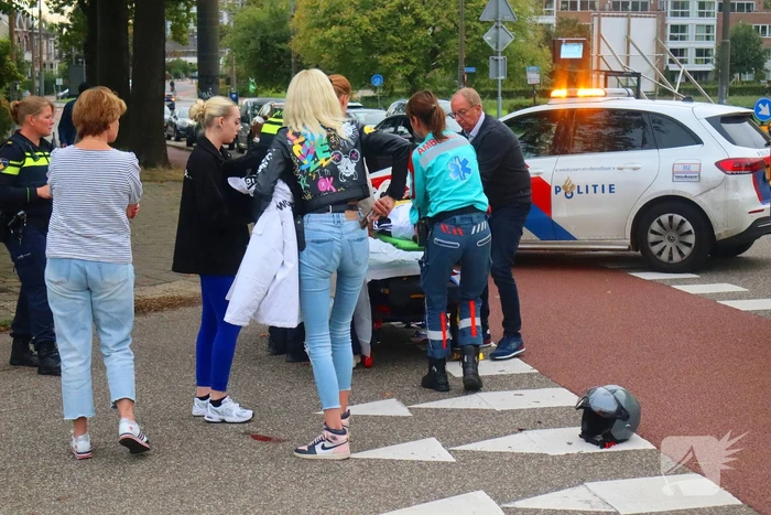 Scooterrijder en automobilist met elkaar in botsing
