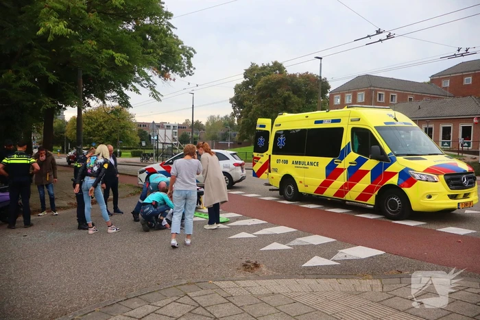 Scooterrijder en automobilist met elkaar in botsing