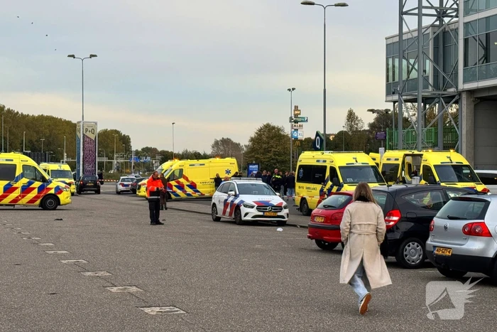 Meerdere supporters onwel in bus hulpdiensten massaal ingezet bij stadion