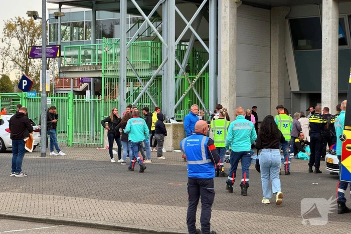 Meerdere supporters onwel in bus hulpdiensten massaal ingezet bij stadion