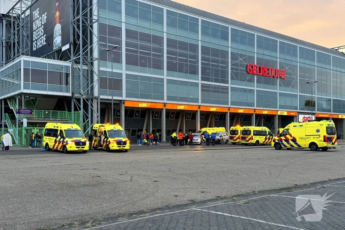 Meerdere supporters onwel in bus hulpdiensten massaal ingezet bij stadion