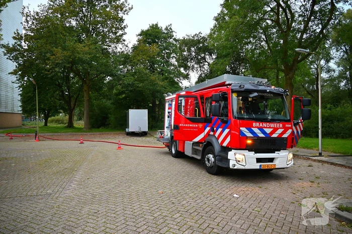 Brandweer blust brandende houten bank