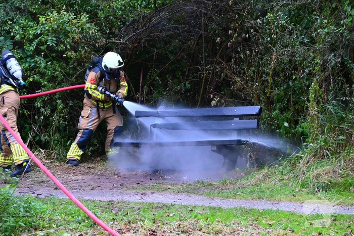 Brandweer blust brandende houten bank