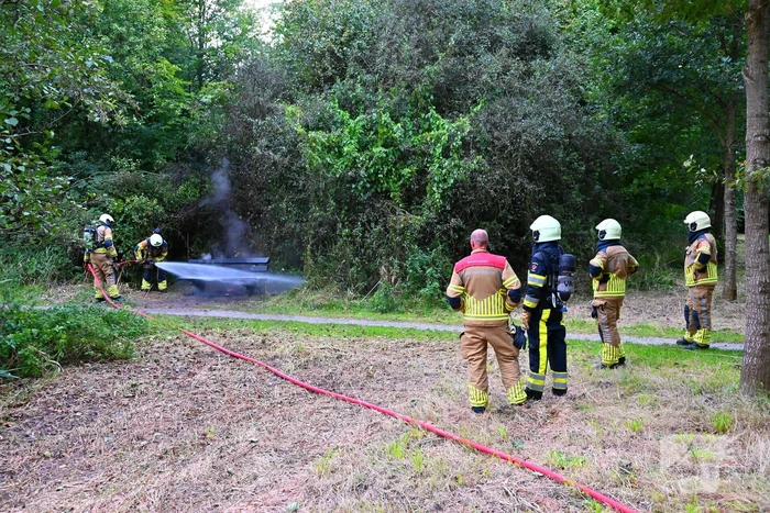 Brandweer blust brandende houten bank